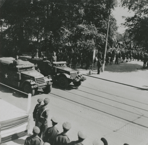875706 Afbeelding van twee gepantserde voertuigen in de Memorial D-Day Parade van de 3rd Canadian Infantry Division op ...